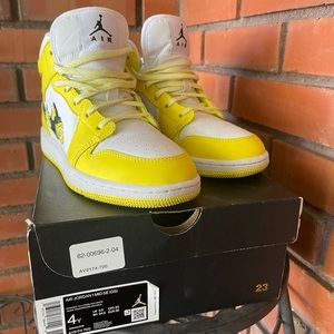 Air Jordan 1 mid SE (GS), size 4 youth.